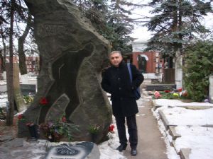 Vatan airimiz Nazm Hikmet'in mezarnda (Moskova-Novodevii Mezarl-2007)